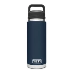 YETI - Rambler Flaske Med Chug Låg 769 Ml 15 YETI - Rambler Flaske Med Chug Låg 769 Ml -Nordisko Butik YETI Rambler Flaske Med Chug Laag 769ml Navy 01.w610.h610.fill